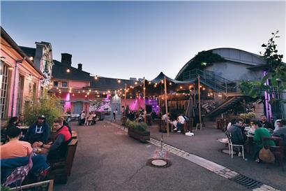 Die gemütliche Innenhof-Atmosphäre der „Kufa Summer Bar“ zieht täglich Gäste an
