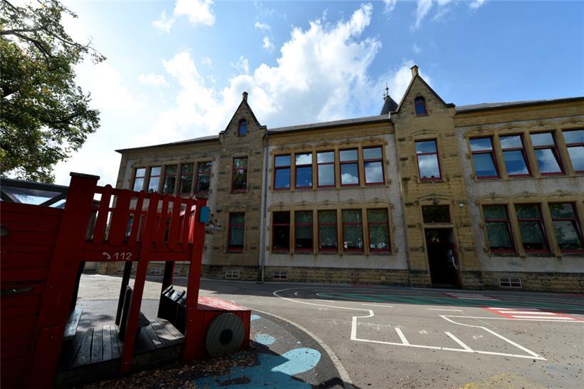 Die geplante Schwimm- und Sporthalle neben der „Strutzbierg“-Schule wird das meiste Geld verschlingen
