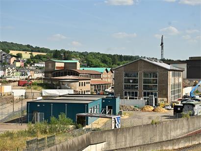 Stadtentwicklung mit neuen Wohnungen und Geschäften auf ehemaliger Fläche in Zukunftsvision
