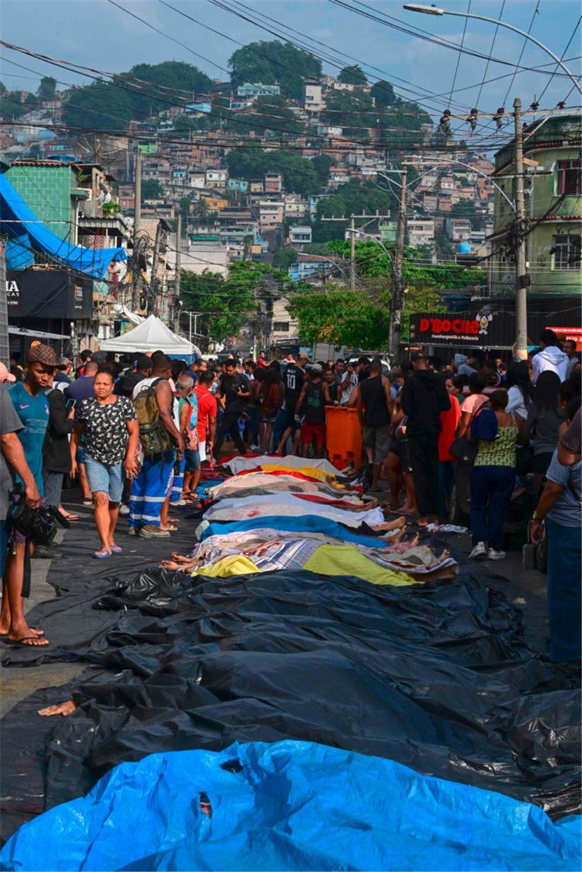 Die getöteten mutmaßlichen Bandenmitglieder liegen in einer Straße des Viertels des Complexo de Penha im Norden Rios
