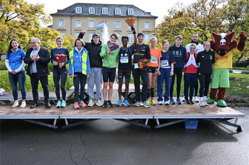 Die glücklichen Gewinner der 49. Ausgabe auf dem Podium 
