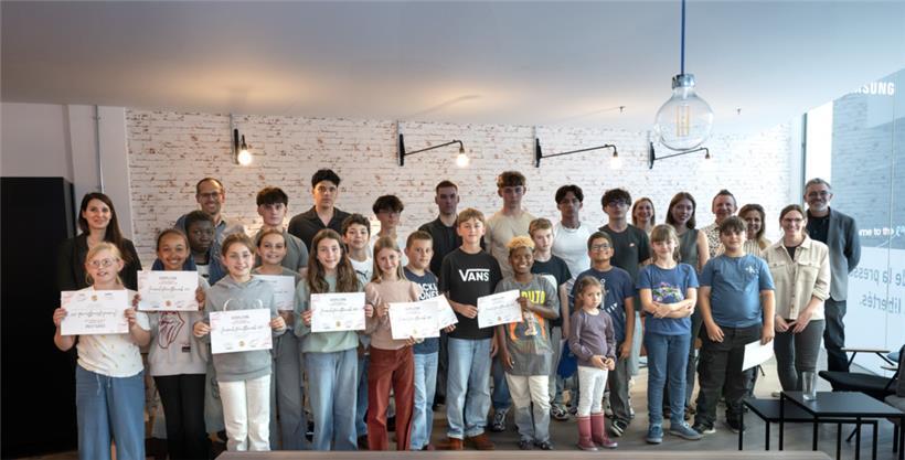 Die glücklichen Gewinner zeigen stolz ihre Urkunden 
