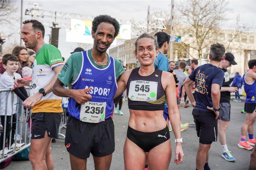 Die glücklichen Landesmeister über zehn Kilometer: Yonas Kinde und Sandra Lieners
