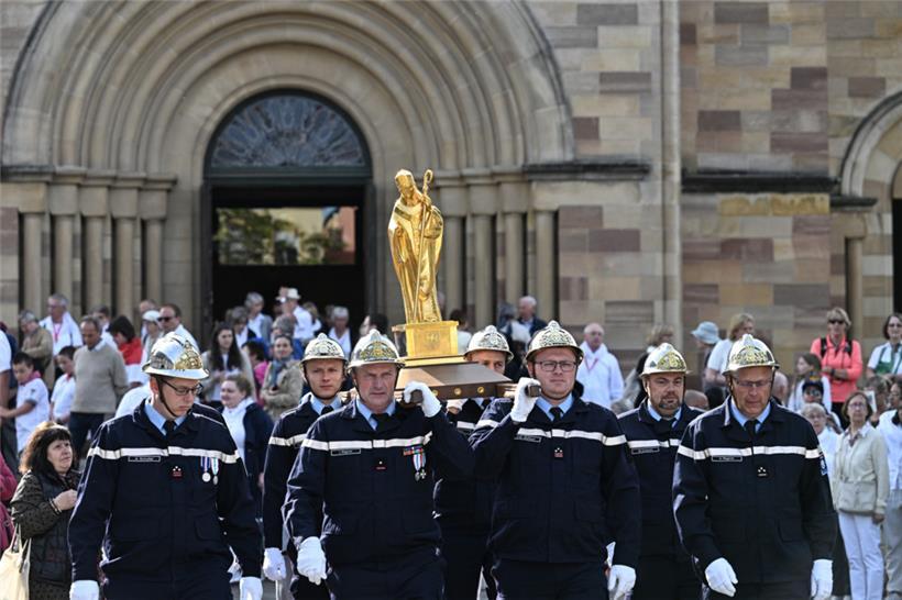 Die goldene Statue des heiligen Willibrords wird traditionell von der Echternach...