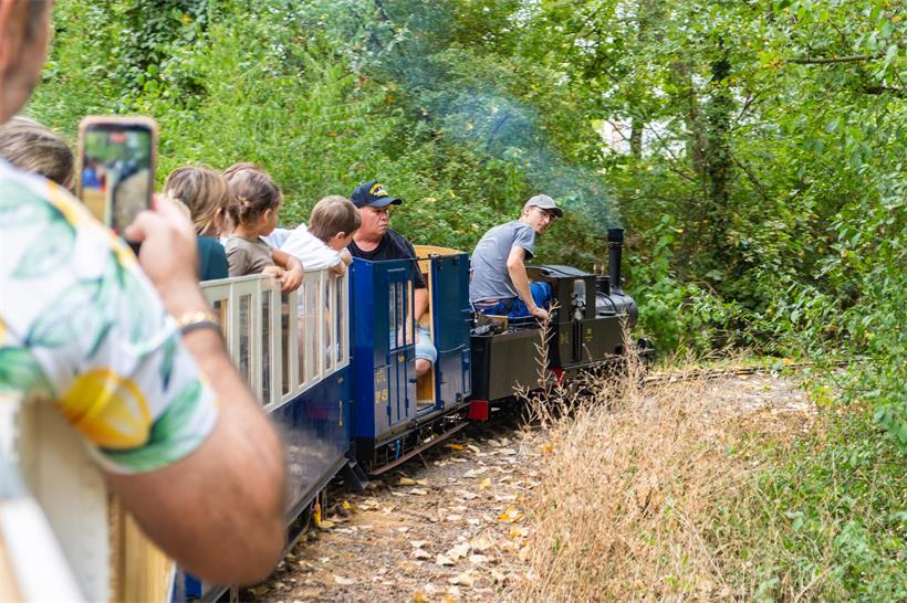 Die „große Schleife“ der Miniatureisenbahn führt auf rund einem Kilometer durch einen Tunnel und über mehrere Brücken