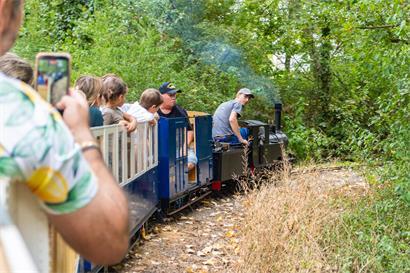 Die „große Schleife“ der Miniatureisenbahn führt auf rund einem Kilometer durch einen Tunnel und über mehrere Brücken