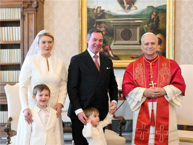 Großherzogliche Familie bei Audienz mit Papst Leo XIV in prunkvollem Empfangsraum