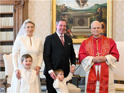 Großherzogliche Familie bei Audienz mit Papst Leo XIV in prunkvollem Empfangsraum