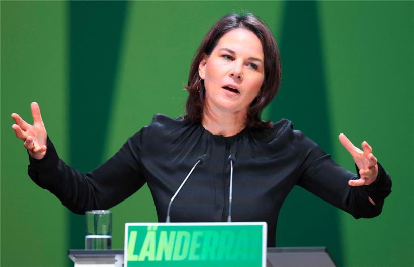 Die grüne Außenministerin Annalena Baerbock verteidigt beim kleinen Parteitag der Grünen ihre Position zur EU-Asylpolitik

