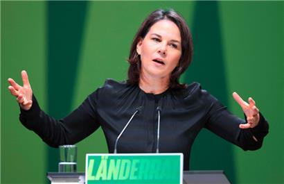 Die grüne Außenministerin Annalena Baerbock verteidigt beim kleinen Parteitag der Grünen ihre Position zur EU-Asylpolitik
