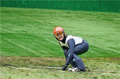 Die grünen Landematten könnten die Zukunft des Skispringens sein
