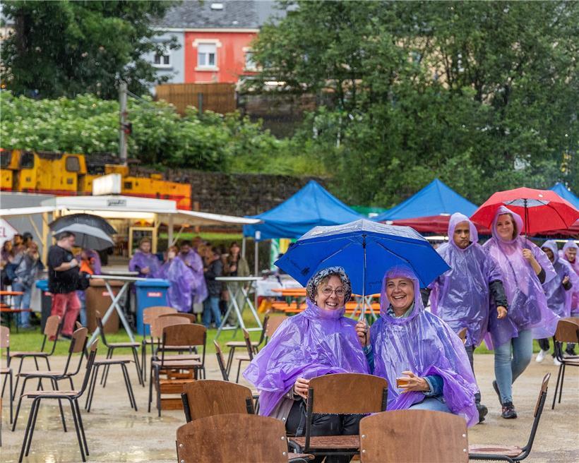 Die gute Laune ließen sich die Zuschauer durch anfängliche Regenschauer nicht verderben 
