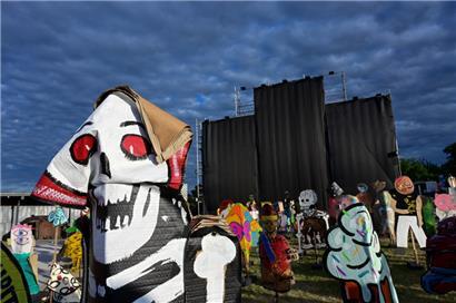 Die heftig kritisierte Installation „People’s Justice“ des indonesischen Künstlerkollektivs Taring Padi wurde erst verhüllt und später abgebaut
