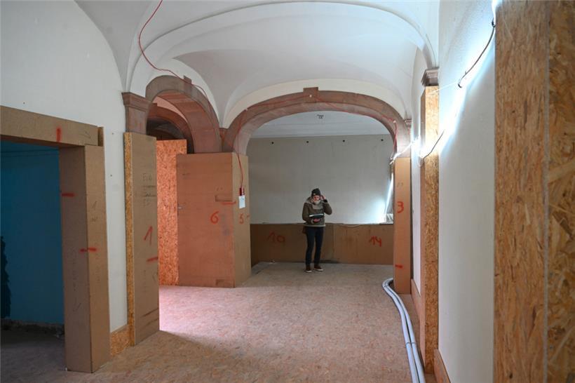 Die hohen Decken und Bögen geben trotz Schutzverkleidung einen Eindruck in das f...