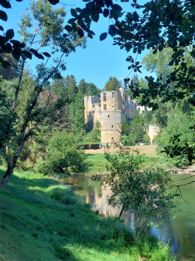 Die imposante Mittelalterburg liegt mitten im Grünen
