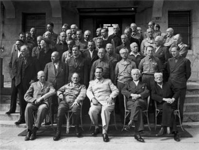 Die inhaftierten NS-Führer vor dem alliierten Gefängnis in Bad Mondorf: vorne in der Mitte Hermann Göring
