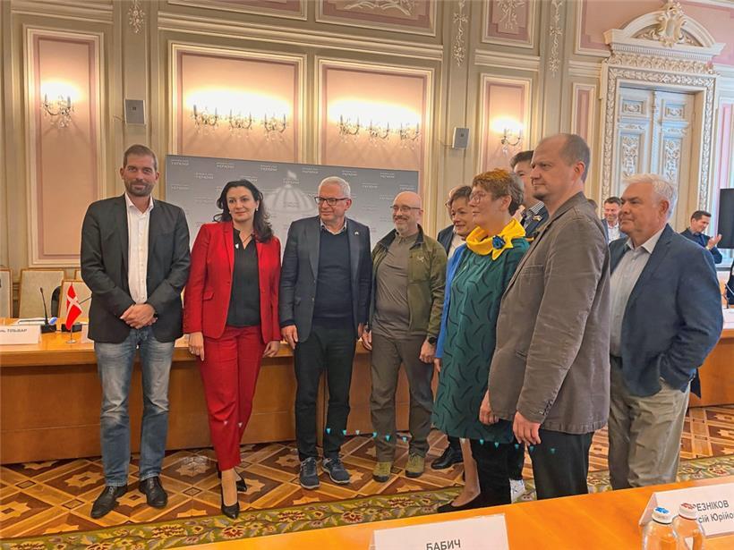 Die internationale Parlamentarierdelegation mit dem Luxemburger Yves Cruchten (l.) sollte auch den ukrainischen Präsidenten Wolodymyr Selenskyj treffen; der musste aber kurzfristig absagen und es kam der ukrainische Verteidigungsminister Oleksij Resnikow (4.v.l.)
