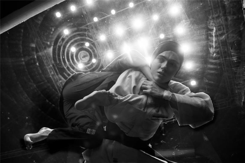 Die iranische Judoka Leila Hosseini (Arienne Mandi) schlägt jede, wird aber von Funktionären aus dem Iran unter Druck gesetzt … 
