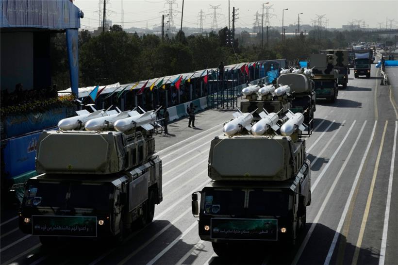 Die iranische Revolutionsgarde zeigt während der jährlichen Militärparade Raketen
