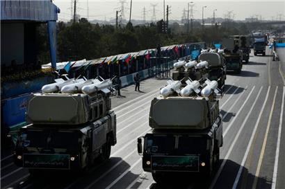 Die iranische Revolutionsgarde zeigt während der jährlichen Militärparade Raketen
