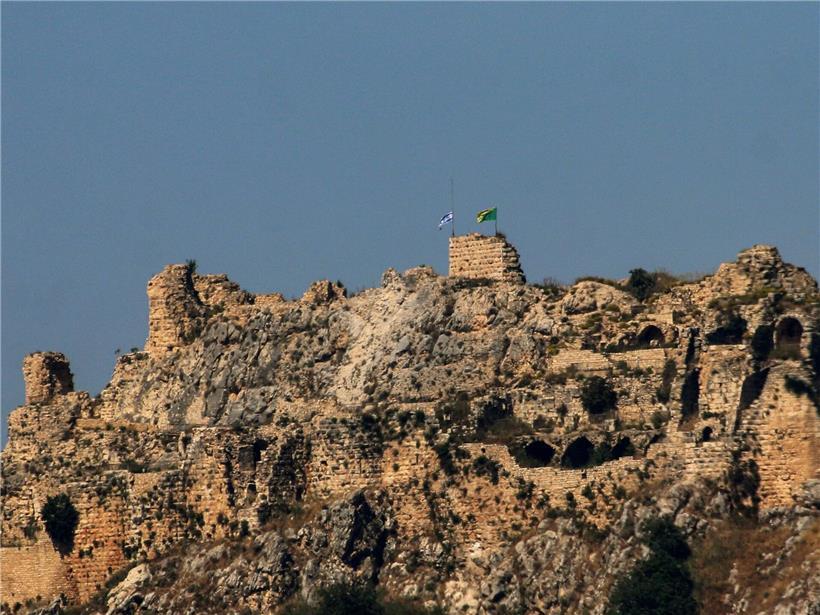 Israelische Flagge und Golani-Brigade Flagge wehen über der historischen Burg Beaufort in Israel