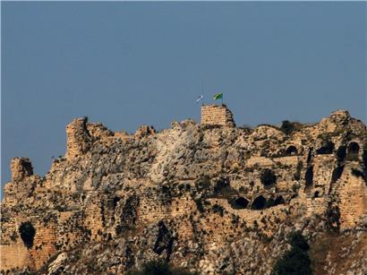 Israelische Flagge und Golani-Brigade Flagge wehen über der historischen Burg Beaufort in Israel