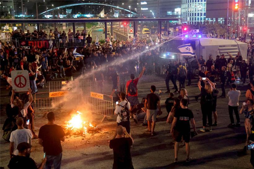 Die israelische Polizei setzte während der Proteste am Wochenende Wasserwerfer ein
