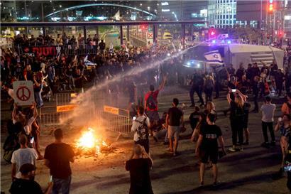 Die israelische Polizei setzte während der Proteste am Wochenende Wasserwerfer ein
