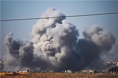 Die israelischen Luftangriffe auf den Gazastreifen gehen unvermindert weiter
