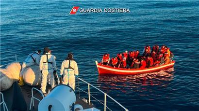 Die italienische Küstenwache hat am Montag an die 800 Menschen auf offener See im Mittelmeer gerettet
