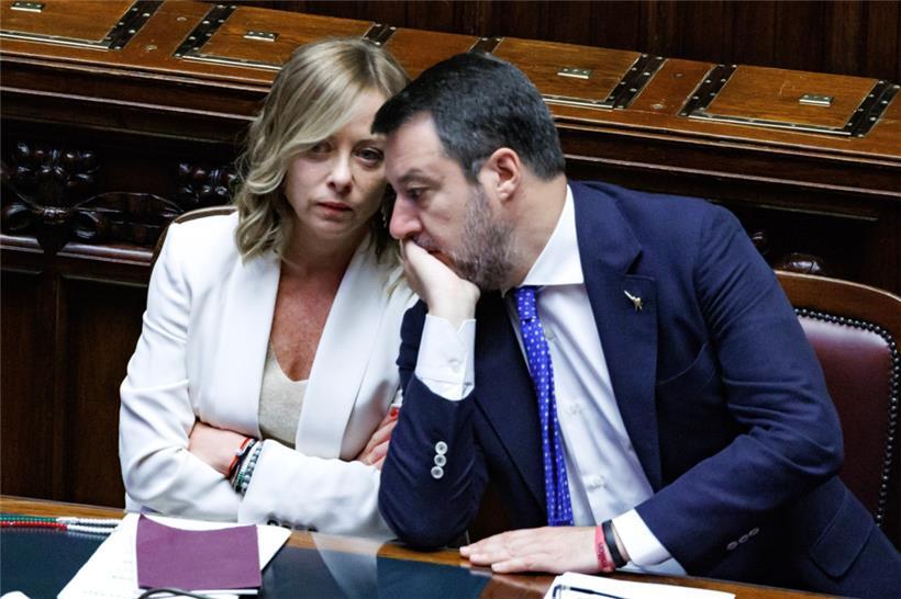 Die italienische Ministerpräsidentin Giorgia Meloni (l) spricht mit Infrastrukturminister Matteo Salvini in der Abgeordnetenkammer
