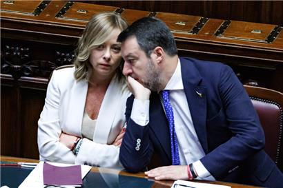 Die italienische Ministerpräsidentin Giorgia Meloni (l) spricht mit Infrastrukturminister Matteo Salvini in der Abgeordnetenkammer
