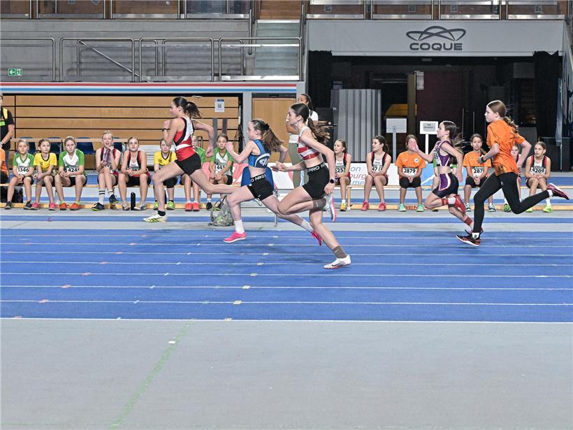 Junge Zuschauer beobachten gespannt das Geschehen bei älteren Altersklassen während eines Sport- oder Vereinsereignisses.