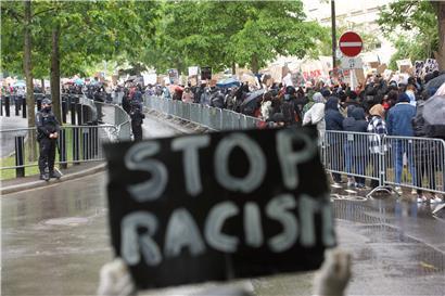 Die jüngsten Vorkommnisse haben in den USA tiefe Wunden aufgerissen. Laut Botschafter Evans könnten die Proteste dabei helfen, diese Wunden heilen zu lassen.
