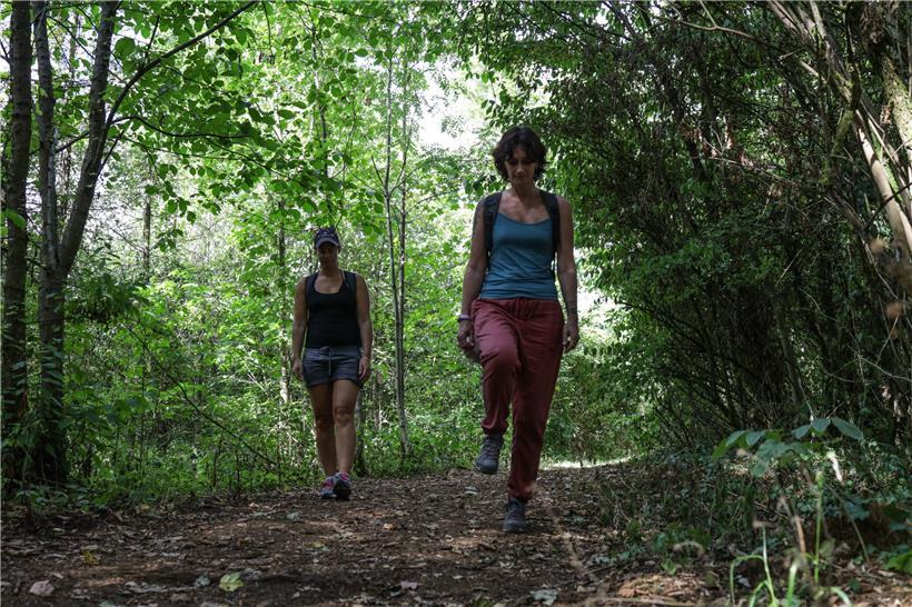 Die junge Mutter Maddy und Claudia Scolastici bei der „Walking Meditation“ auf dem „Gaalgebierg“
