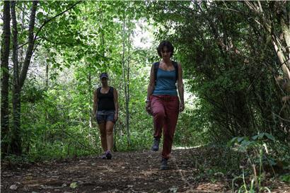 Die junge Mutter Maddy und Claudia Scolastici bei der „Walking Meditation“ auf dem „Gaalgebierg“
