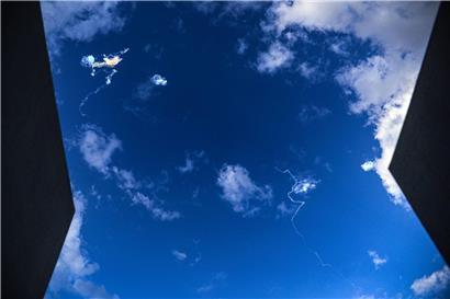 Die katarischen Streitkräfte schießen Abfangraketen in den Himmel über Doha, um ankommende iranische Raketen abzufangen