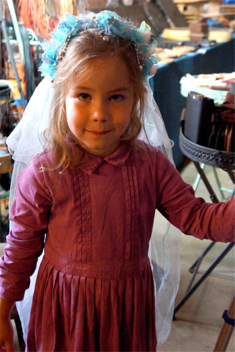 Die kleine Amelie aus den Niederlanden präsentiert stolz ihr neues Outfit