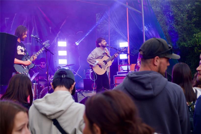 Die kleine Bühne trägt zur familiären Atmosphäre des Festivals bei