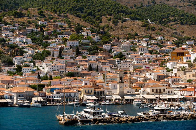 Die knapp 50 Quadratkilometer große Insel Hydra liegt 65 Kilometer südwestlich von Athen entfernt. Auf dem Eiland sind Autos, Leuchtreklamen und Plastikstühle verboten. 
