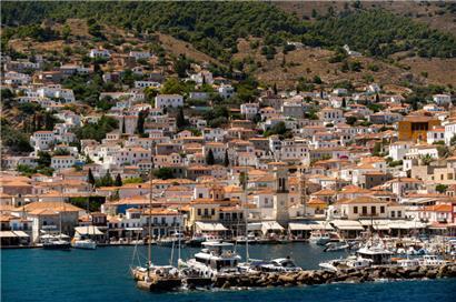Die knapp 50 Quadratkilometer große Insel Hydra liegt 65 Kilometer südwestlich von Athen entfernt. Auf dem Eiland sind Autos, Leuchtreklamen und Plastikstühle verboten. 
