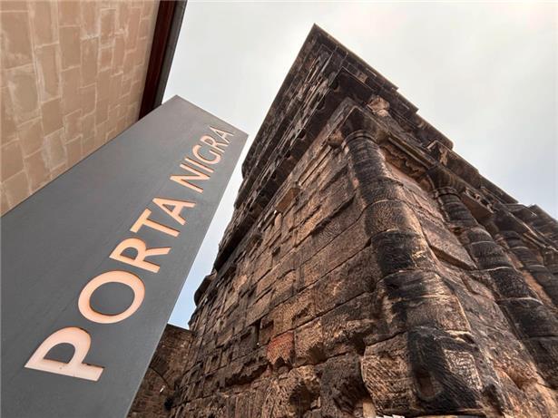 Die komplette zur Simeonstraße gerichtete Fassade der Porta Nigra wird ab Februar restauriert
