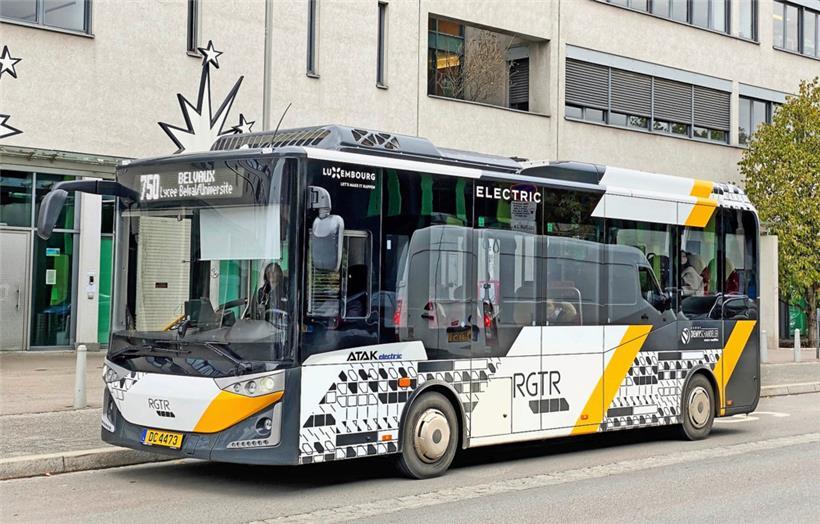 Die konsequenten Investitionen in den Öffentlichen Transport zeitigen mitunter interessante Entwicklungen: Die RGTR-Linie 750 verbindet die beiden ehemaligen Hochofenstandorte Steinfort und Belval miteinander. Bedient wird sie durch die Firma Demy Schandeler mit Acht-Meter-Elektrobussen des Typs „Atak electric“, die vom türkischen Hersteller „Karsan Otomotiv“ stammen.
