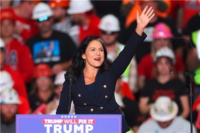 Die künftige US-Geheimdienstkoordinatorin Tulsi Gabbard bei einem Wahlkampfauftritt für Trump in Pittsburgh, Pennsylvania
