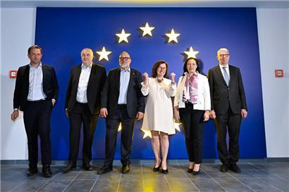 Die künftigen luxemburgischen EP-Abgeordneten: (v.l.) Christophe Hansen (CSV), Charles Goerens (DP), Marc Angel (LSAP), Tilly Metz (Grüne), Isabel Wiseler-Lima (CSV), Fernand Kartheiser (ADR)
