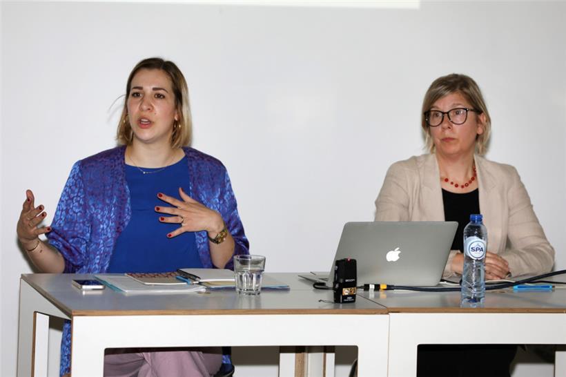 Die kulturelle Koordinatorin Anne-Marie Krettels (l.) und Direktorin Elvira Mittheis stellen am Donnerstagmorgen das Programm zur diesjährigen „Nuits des lampions“ vor
