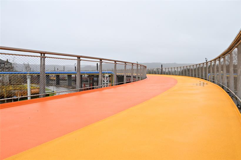 Die längste Fahrradbrücke Europas präsentiert sich in knalligem Orange und Gelb
