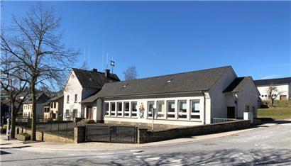 Die lange leerstehende Schule in Lieler, Gemeinde Clerf, ist ab heute eine Fundgrube für Recherchen über die Schlacht in den Ardennen
