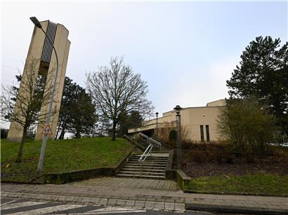 Église du Christ Ressuscité bei Sonnenaufgang, symbolische Auferstehung der historischen Kirche in ruhiger Landschaft