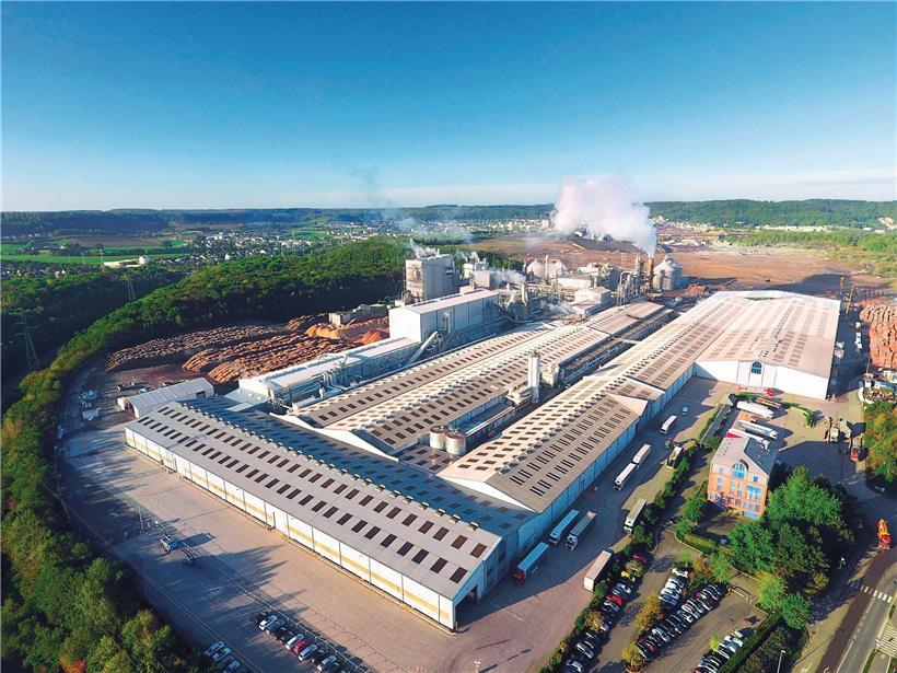 Die laufende Gewichtsreduzierung der Solarpaneele ermöglichen Installationen auf Dächern, die vor Jahren nicht dafür geeignet waren, schreibt Kronospan
